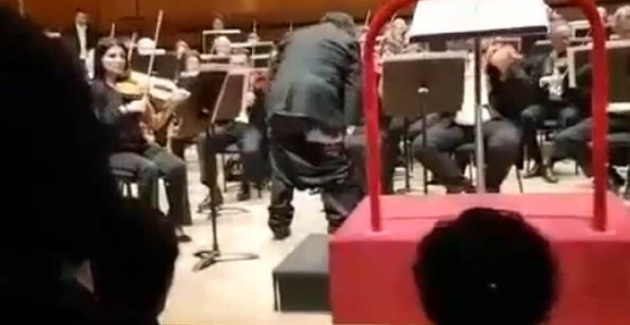 Dirigent ostao bez pantalona! (VIDEO)