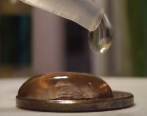 Koliko kapljica vode staje na mali novćić?! (VIDEO)