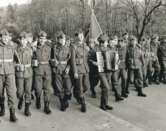 Mi smo artiljerci armija nas zvala, da čuvamo granice