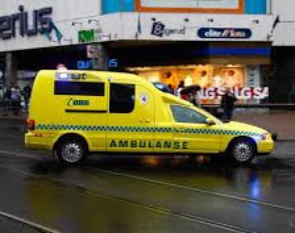 Vozilom hitne pomoći gazio ljude na ulici