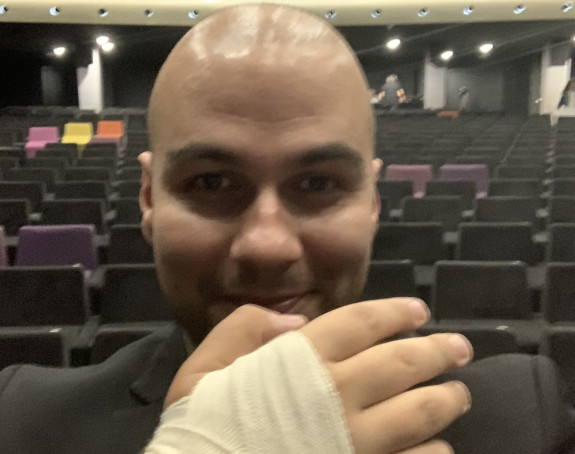 Bojan Marović pevao na koncertu, polomljene ruke!