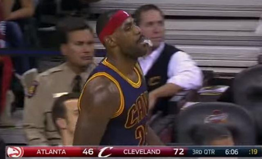 Видео: Леброн излетео са терена због лоше игре на +26!