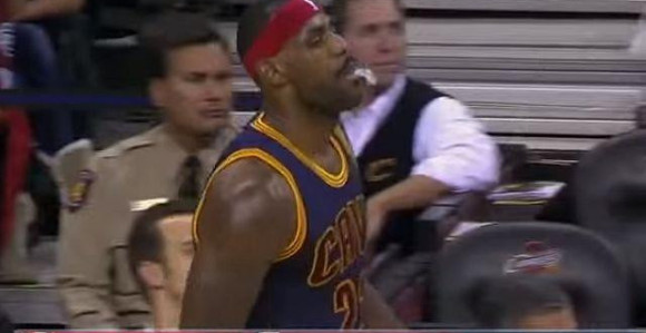 Видео: Леброн излетео са терена због лоше игре на +26!