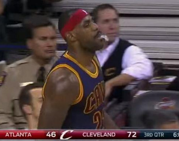 Видео: Леброн излетео са терена због лоше игре на +26!