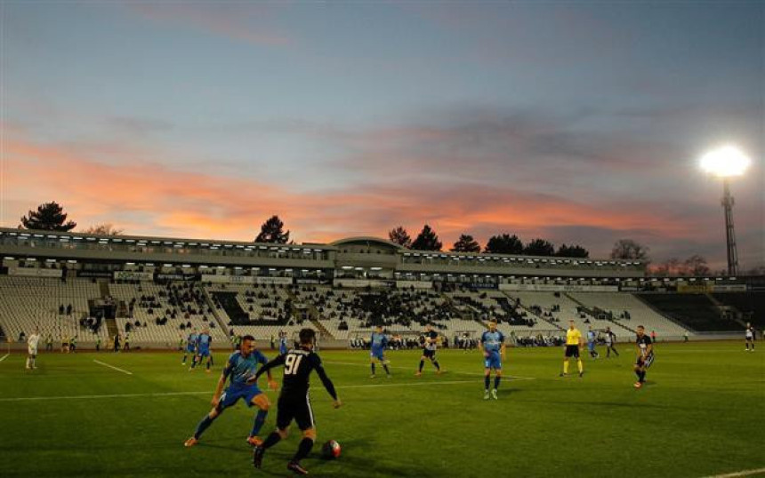 Subota, lijepo vrijeme, idealno za oca i sina na stadionu...