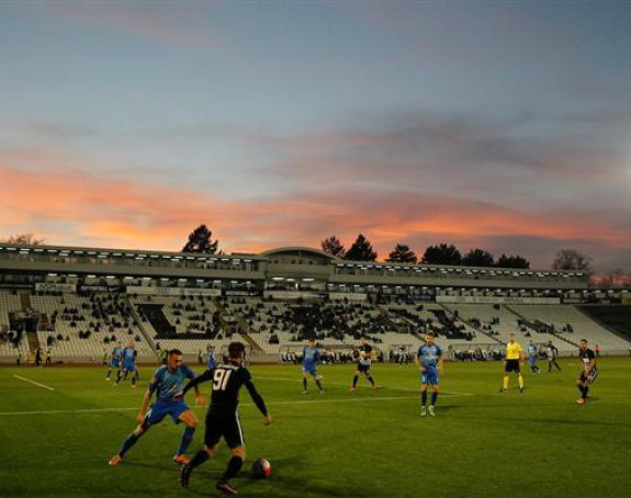 Subota, lijepo vrijeme, idealno za oca i sina na stadionu...