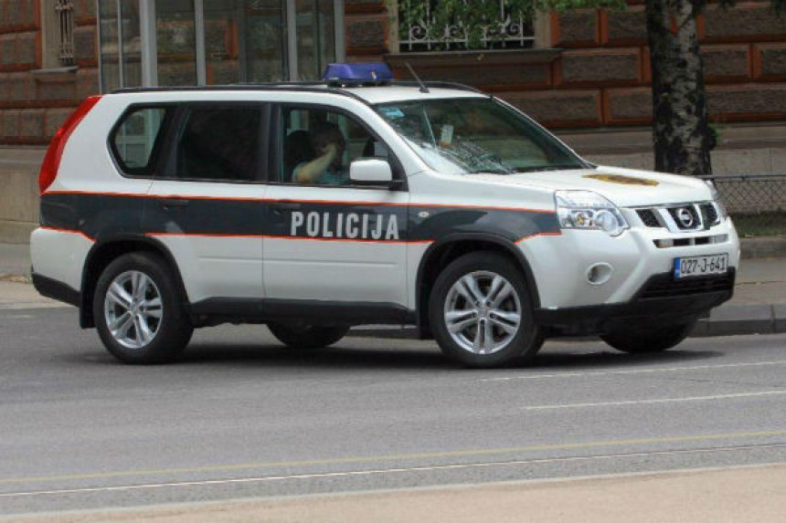 Preteći pištoljem izvršili pljačku