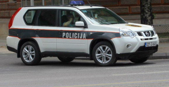  Preteći pištoljem izvršili pljačku