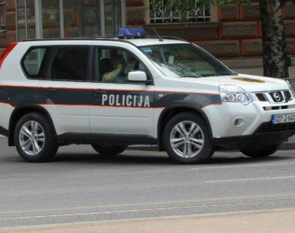  Претећи пиштољем извршили пљачку