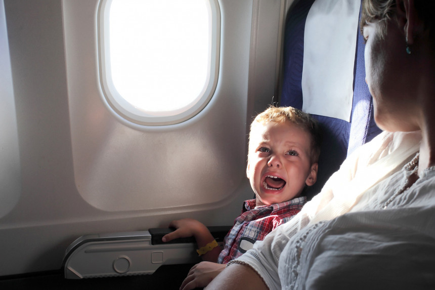 Šta raditi ako vaše dijete histerično plače u avionu?