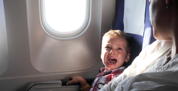 Šta raditi ako vaše dijete histerično plače u avionu?