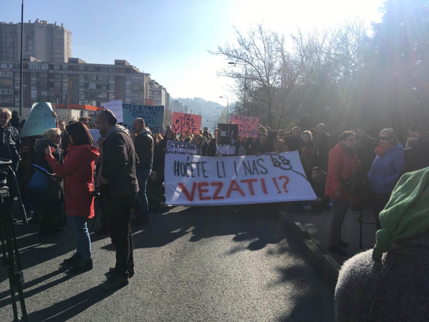 И данас протести испред зграде Владе ФБиХ