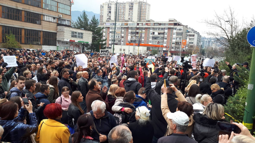 Настављају се протести испред Владе ФБиХ