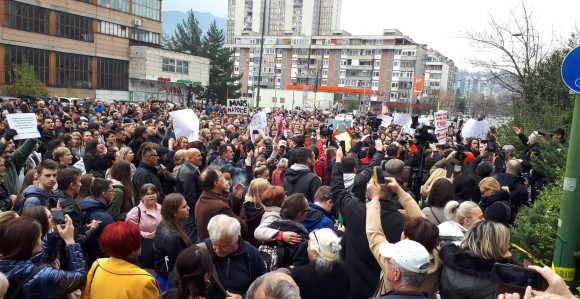 Nastavljaju se protesti ispred Vlade FBiH