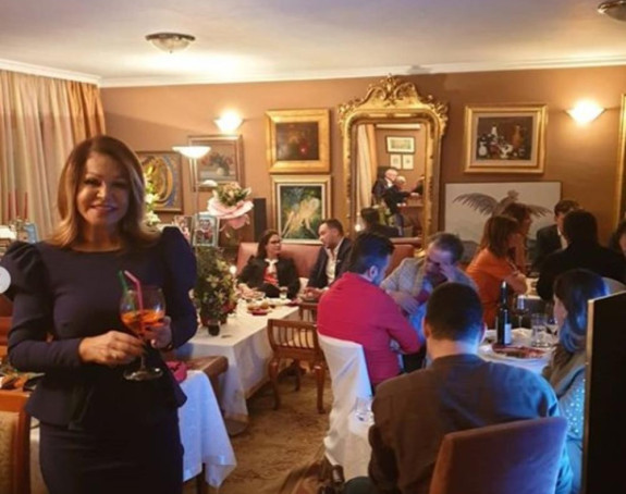 Puna kuća kod Nede na slavi!
