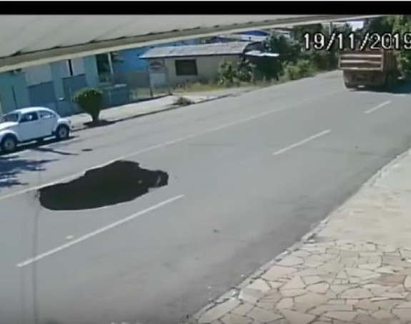 Пропао асфалт и "прогутао" један аутомобил (ВИДЕО)