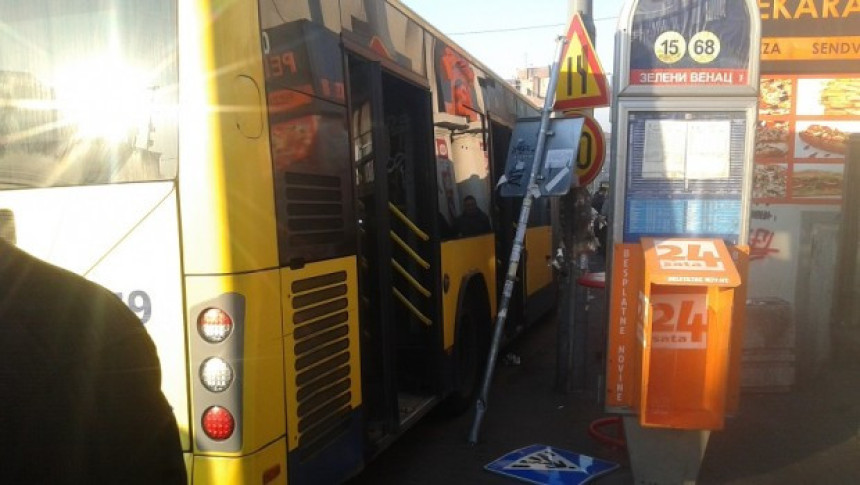 Sudar dva autobusa, ljudi leže ispod vozila