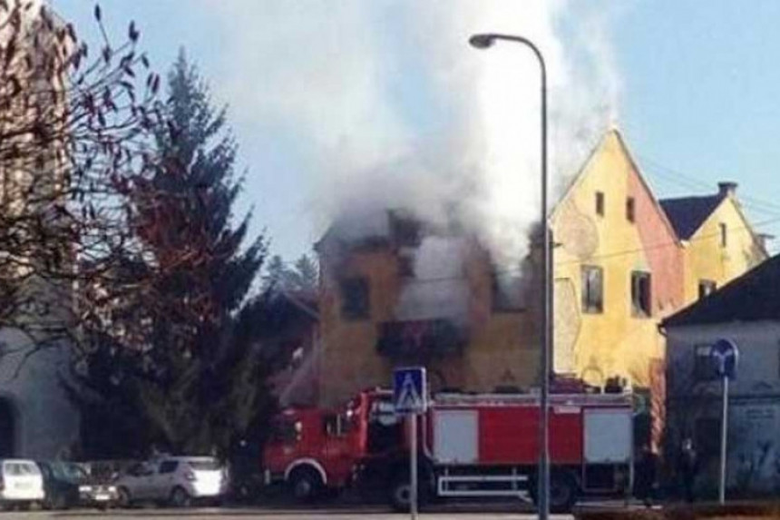 Požar u Gradišci: Gori zgrada sindikata