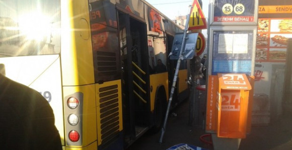 Sudar dva autobusa, ljudi leže ispod vozila