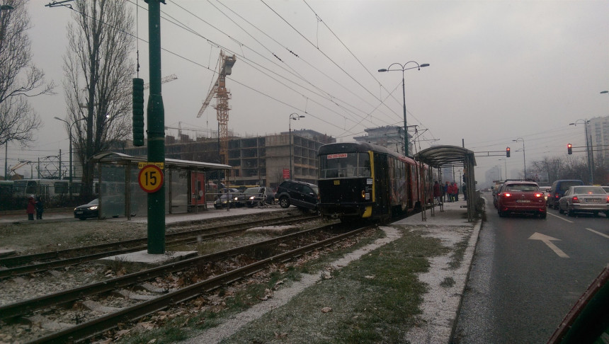 Auto završilo na tramvajskim šinama 