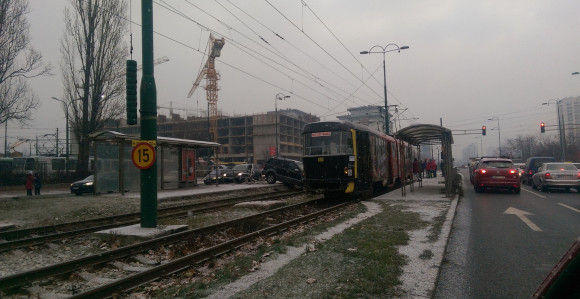 Auto završilo na tramvajskim šinama 