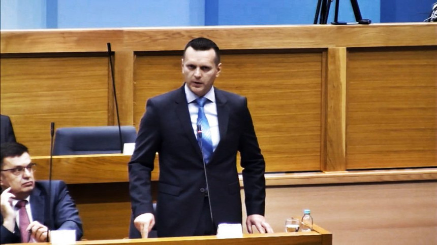 U skupštini i o slučaju Davida