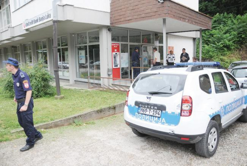 Specijalci pored kombija opljačkali i Unikredit banku?