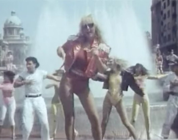 Ko to "džuska" pored Lepe Brene? 