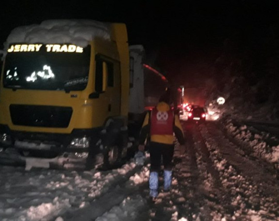 Proveli noć u  zavejanoj koloni