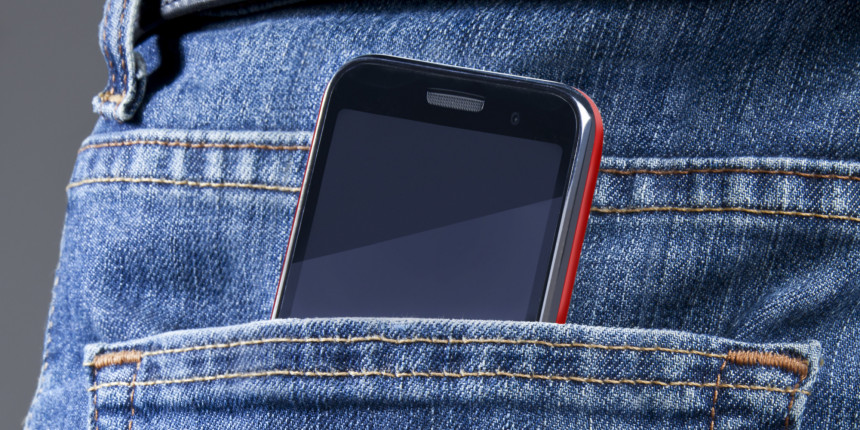 Зашто мобилни никада не треба носити у задњем џепу?