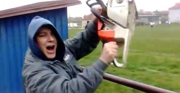 Video: Negdje vuvuzele, a kod Srba - MOTORNA TESTERA?!