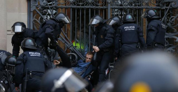 Vezali se lancima za vrata suda