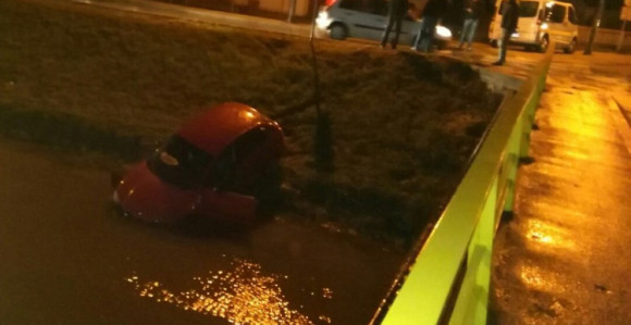 Automobil završio u kanalu Dašnica