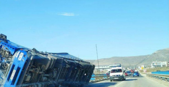 Vjetar prevrnuo kamion na mostu