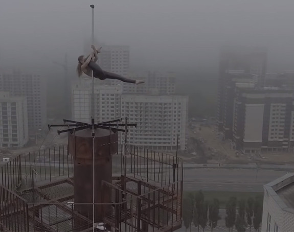 Ples oko šipke na vrhu zgrade 