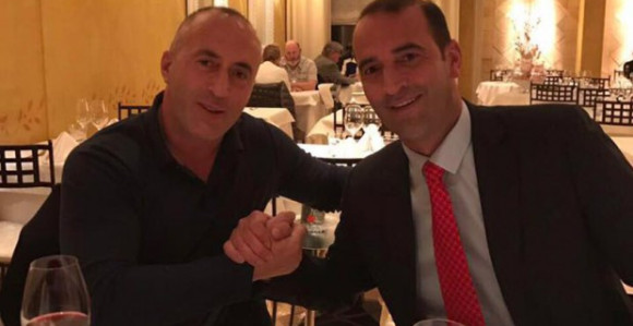 Ramuš Haradinaj pije vino i uživa  