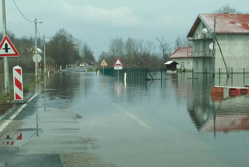 Dio nasipa kod Mlinarice popušta