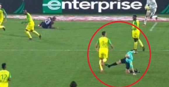 Video: Pamtiće se samo saplitanje i crveni karton...!