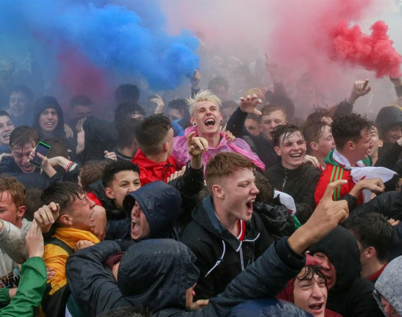 Video: Englezi se opet brukaju i vrište od smijeha!