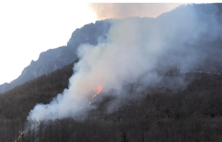 Ugašen požar kod manastira Dečani 