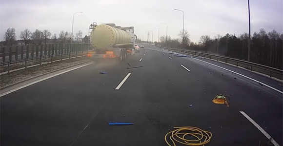 Kamion im oduvao automobil 