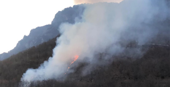 Ugašen požar kod manastira Dečani 