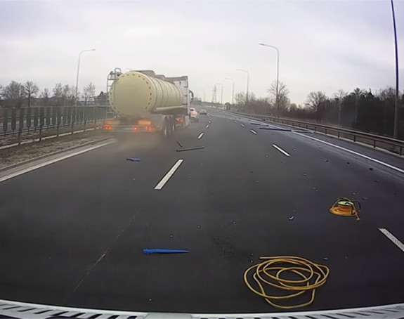 Kamion im oduvao automobil 