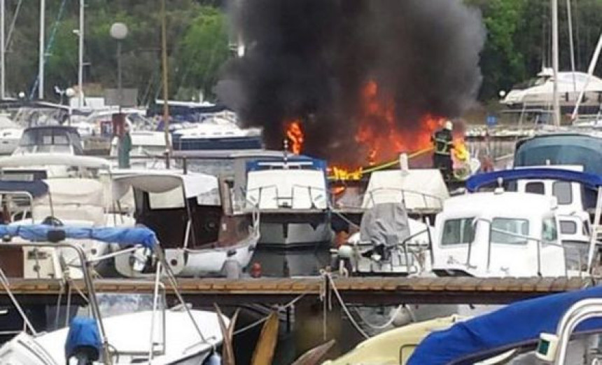 Пула: Изгорјела јахта, двије једрилице и бродица