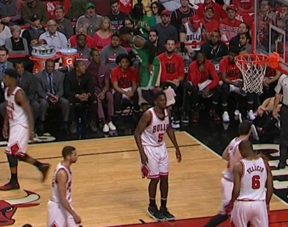 Video: Rondo sa klupe pokušao da saplete Kraudera?!