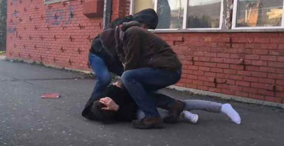 Mostarom hara banda maloljetnica