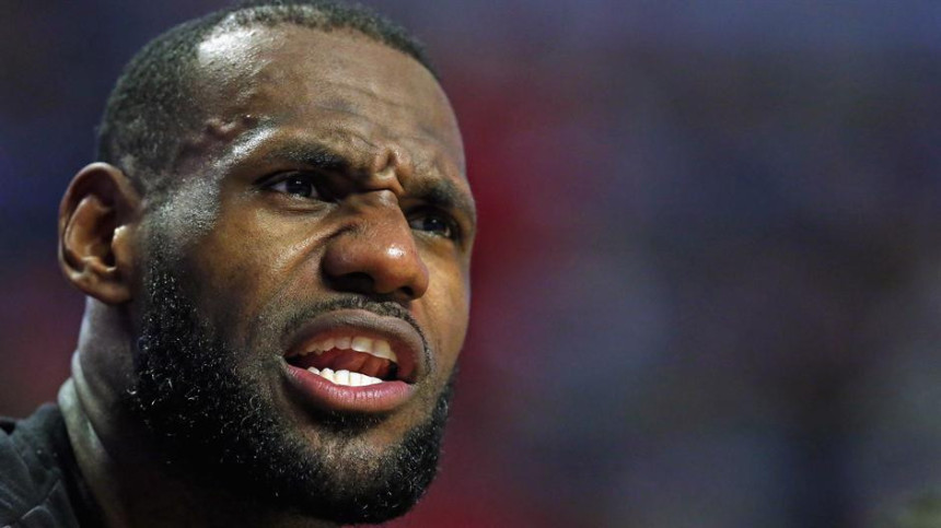 Video: Ko je "nokautirao" Lebrona?!