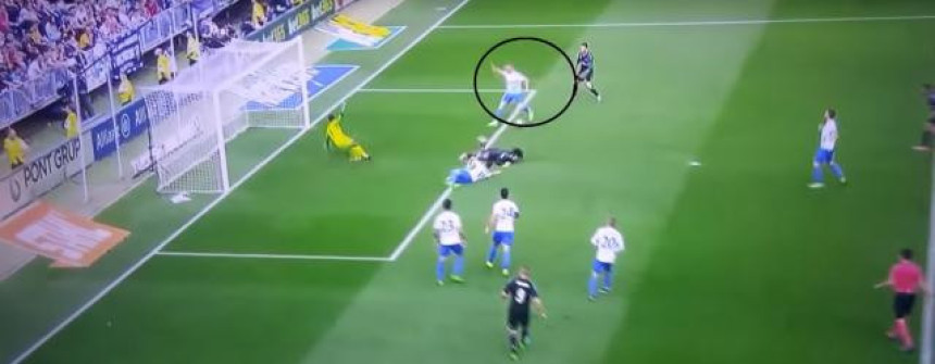 Видео: Играчи Малаге ширили ноге да Роналдо да гол?!