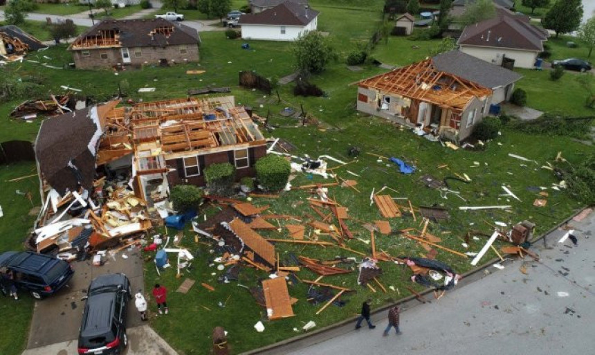 Snažan tornado: Poginulo troje
