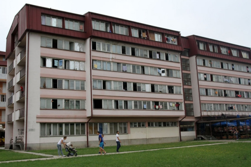 Staklo sa prozora palo na studente u Banjaluci